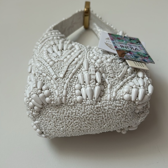 Viral White Beaded Bucket Bag - Picture 2 of 6